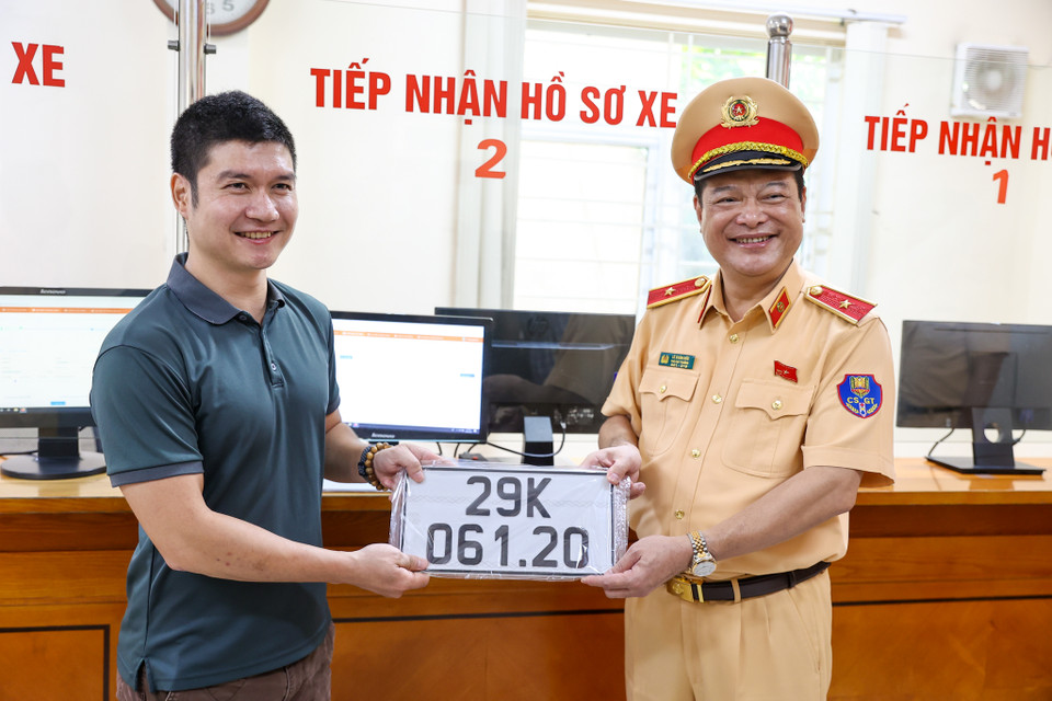 Anh Vũ Hải Đăng (Ba Đình, Hà Nội), một trong những người đầu tiên đăng ký xe ôtô mới và được nhận biển số định danh cá nhân. Anh Đăng hào hứng cho biết mình may mắn khi chọn được biển số ưng ý và biển số này sẽ theo anh cả đời. (Ảnh: Minh Sơn/Vietnam+)