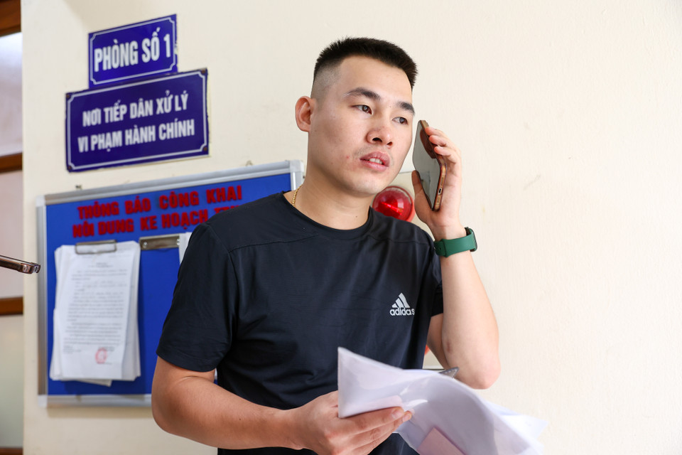 Anh Danh Hào (Hoài Đức, Hà Nội) cho biết đã mua xe tại một cửa hàng đã lâu nên cũng không biết chủ xe là ai. Do đó, anh phải gọi cho cửa hàng bán xe để nhờ hỗ trợ. (Ảnh: Minh Sơn/Vietnam+)