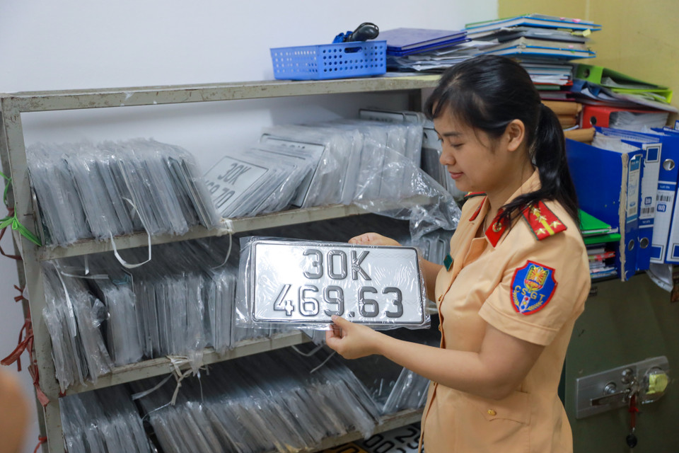 Theo Thông tư 24, biển số định danh chỉ áp dụng với biển số xe 5 số, còn những xe có biển số xe 3,4 số thì vẫn lưu thông bình thường. Nếu người dân có nhu cầu thì công an sẽ thu hồi biển cũ và cấp đổi sang biển 5 số để quản lý theo định danh cá nhân. (Ảnh: Minh Sơn/Vietnam+)