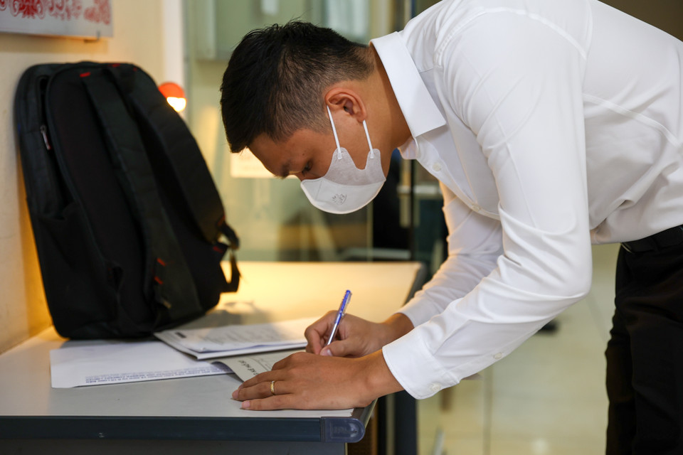 Theo Trung tá Tạ Quang Minh - Tổ trưởng Cơ sở đăng ký xe số 2, trường hợp xe hết niên hạn sử dụng, hư hỏng hoặc chuyển quyền sở hữu, biển số xe đó được cơ quan đăng ký thu hồi và cấp lại khi chủ xe đăng ký xe khác thuộc sở hữu của mình. Biển số được lưu giữ lại cho chủ xe trong 5 năm, kể từ ngày thu hồi đăng ký, biển số. Quá thời hạn trên, nhà chức trách sẽ thu hồi đưa vào kho số để thực hiện đăng ký cho xe khác. (Ảnh: Minh Sơn/Vietnam+)