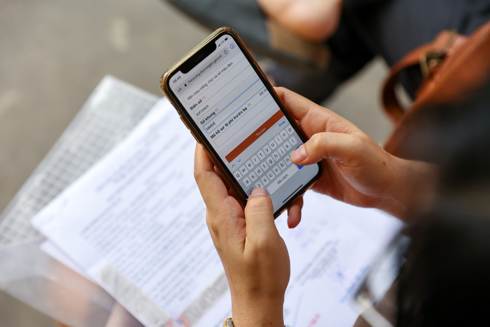 'Nếu chủ xe chuyển trụ sở, nơi cư trú từ tỉnh, thành phố trực thuộc Trung ương này sang nơi khác thì được giữ lại biển số định danh đó, không phải đổi biển,' Trung tá Tạ Quang Minh cho biết. (Ảnh: Minh Sơn/Vietnam+)