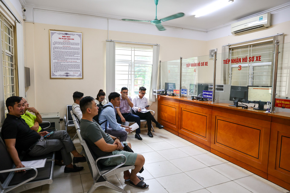 Trước đó, Bộ Công an vừa ban hành Thông tư 24 quy định về cấp, thu hồi đăng ký, biển số xe cơ giới. Trong đó có nhiều điểm nổi bật như quy định về biển số định danh và đăng ký biển số xe trúng đấu giá. Thông tư có hiệu lực từ 15/8, thay thế Thông tư 58/2020/TT-BCA. (Ảnh: Minh Sơn/Vietnam+)