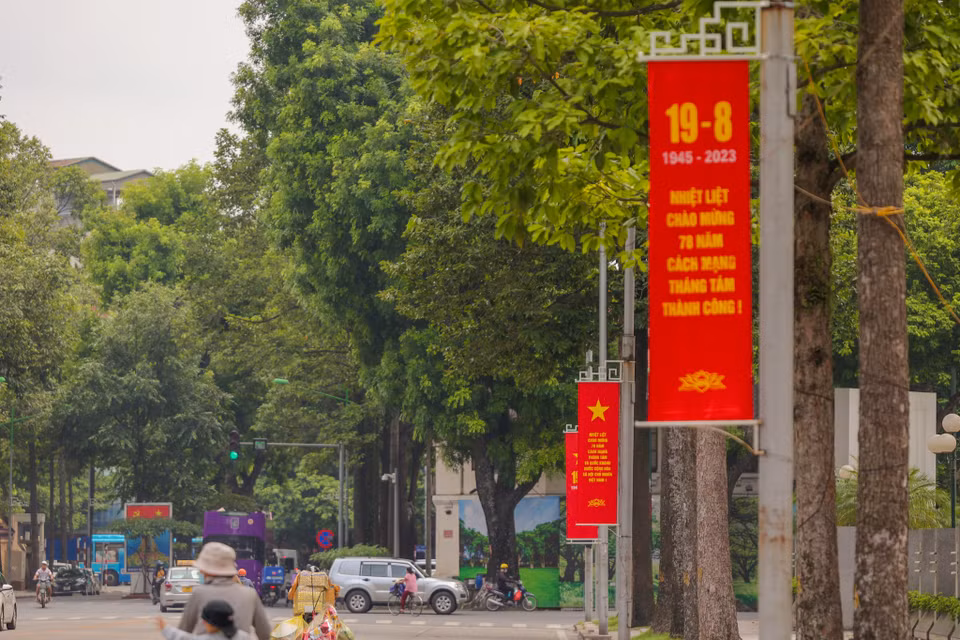 Ghi nhận của phóng viên VietnamPlus trên nhiều tuyến phố như Nguyễn Thái Học, Hai Bà Trưng, Hoàng Diệu, Hùng Vương, Điện Biên Phủ,... đều rực rỡ sắc đỏ của màu cờ, băng rôn,.. làm cho phố phường trở nên sinh động hơn. (Ảnh: Minh Sơn/Vietnam+)