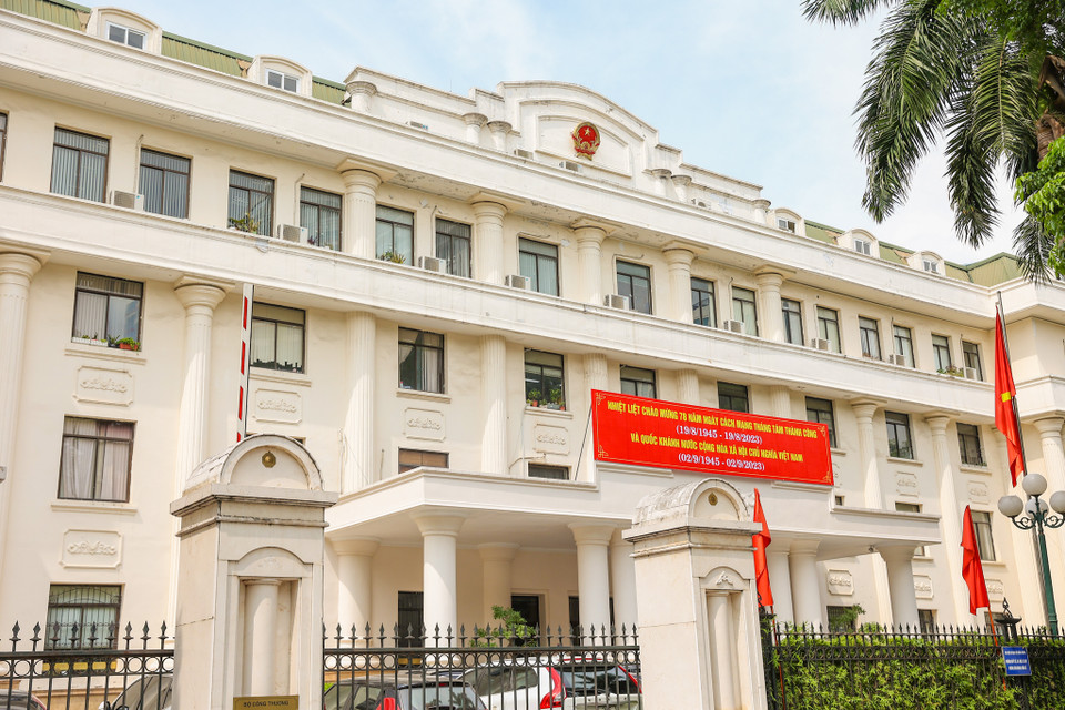 Một số cơ quan hành chính lớn tại Thủ đô cũng bắt đầu treo những khẩu hiệu lớn chào mừng ngày lễ của dân tộc. (Ảnh: Minh Sơn/Vietnam+)