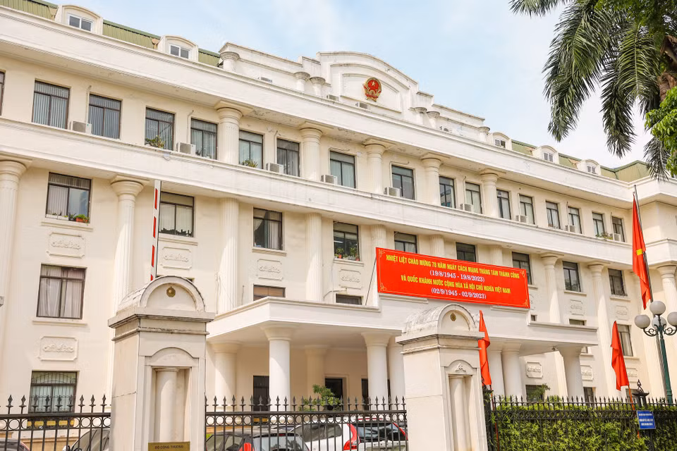 Một số cơ quan hành chính lớn tại Thủ đô cũng bắt đầu treo những khẩu hiệu lớn chào mừng ngày lễ của dân tộc. (Ảnh: Minh Sơn/Vietnam+)
