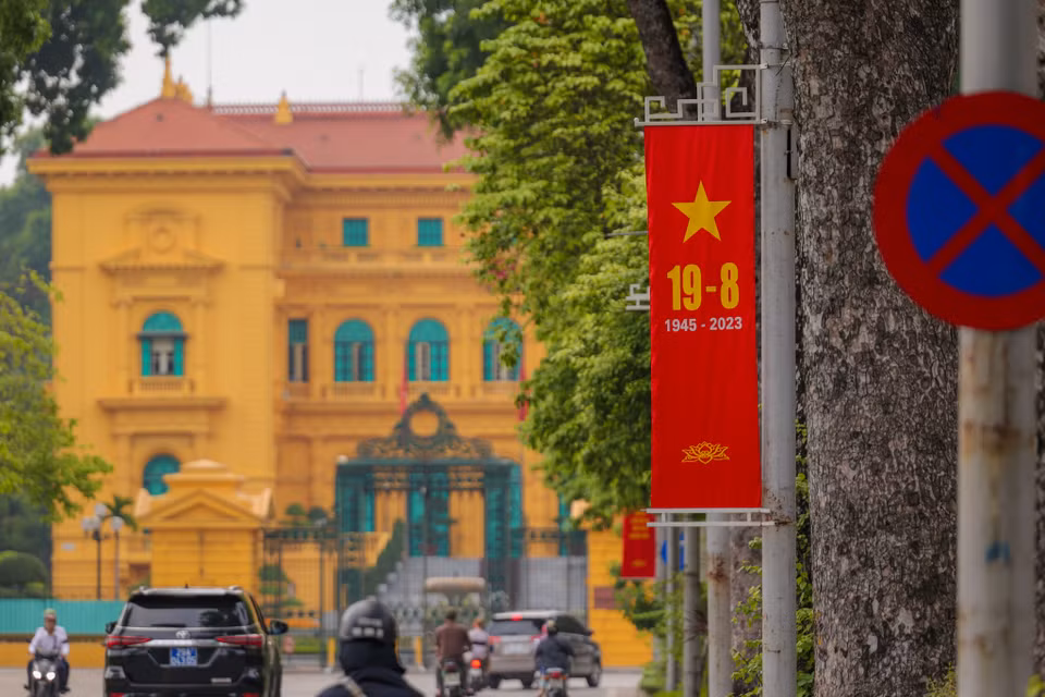 Băng rôn đậm sắc đỏ treo dọc các tuyến đường chính và khu vực trung tâm. (Ảnh: Minh Sơn/Vietnam+)