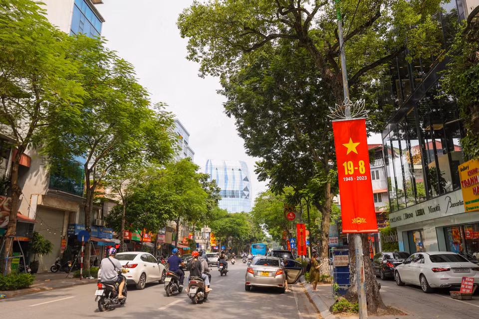 Những tấm băng rôn, pano được treo khắp nơi giúp tuyên truyền sâu rộng về truyền thống lịch sử, văn hóa và cách mạng của dân tộc; lòng yêu nước, chủ nghĩa anh hùng, ý chí tự lực, tự cường và tinh thần đại đoàn kết toàn dân tộc. (Ảnh: Minh Sơn/Vietnam+)