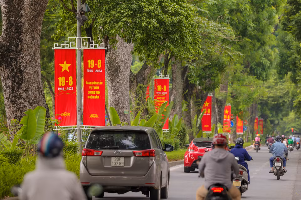 Tuyến phố Hoàng Diệu nổi bật băng bởi hàng băng rôn đỏ rực rỡ. (Ảnh: Minh Sơn/Vietnam+)