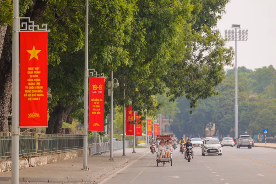 Băng rôn đỏ rực, phấp phới tại khu vực Quảng trường Ba Đình. (Ảnh: Minh Sơn/Vietnam+)