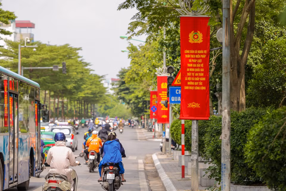 Ngoài ra, nhiều băng rôn với khẩu hiệu kỷ niệm Ngày truyền thống Công an Nhân dân Việt Nam cũng được trang trí trên một số tuyến phố lớn ở Hà Nội. (Ảnh: Minh Sơn/Vietnam+)