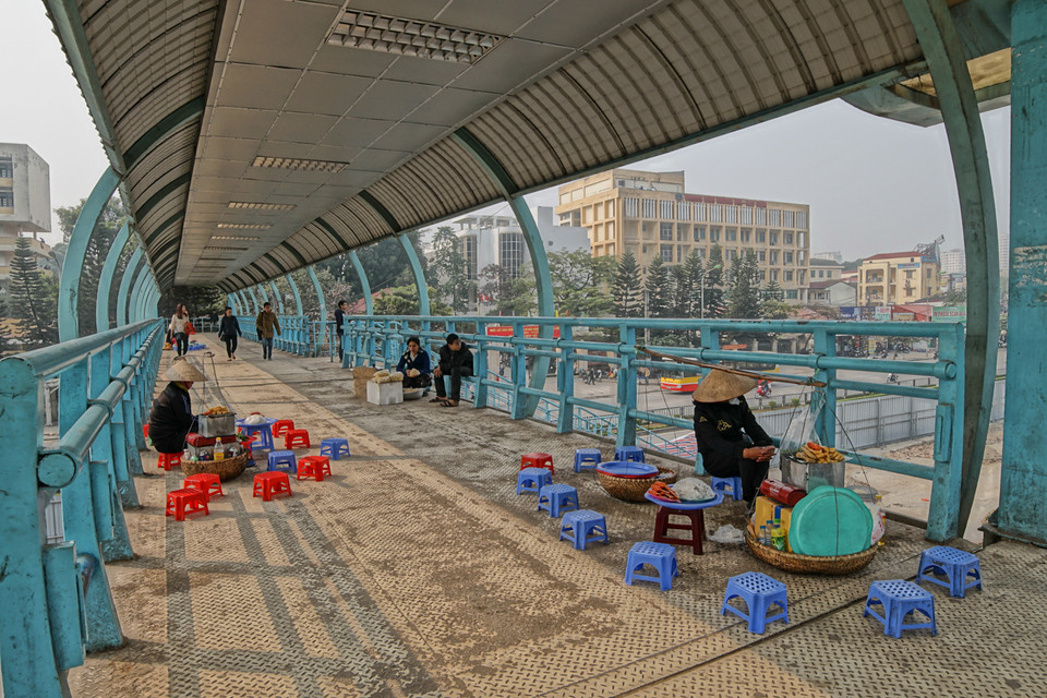 Để đảm bảo an toàn giao thông cho người dân, Hà Nội đã cho xây lắp hàng chục cầu đi bộ sang đường. Nhất là những tuyến đường trọng điểm, có lưu lượng phương tiện giao thông lớn. (Ảnh: Hoàng Long/Vietnam+)