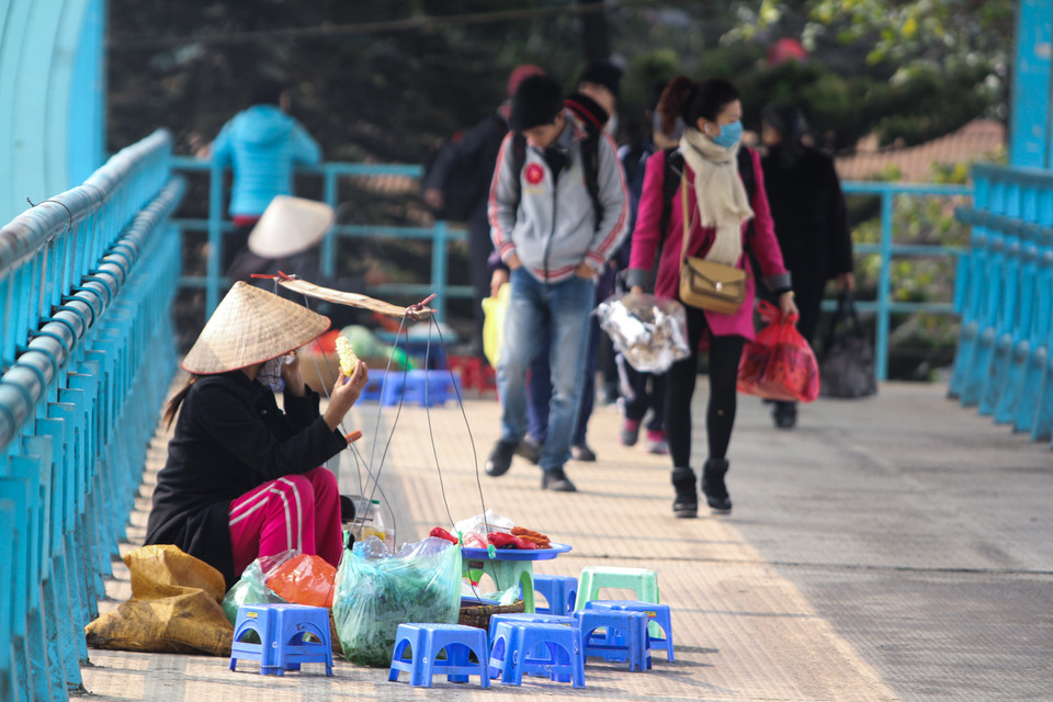Hàng ngày cứ khoảng từ 10 giờ sáng đến 1 giờ chiều, đồng loạt các quán hàng rong mở tràn ra khiến nhiều người dân qua lại bức xúc. (Ảnh: Minh Sơn/Vietnam+)