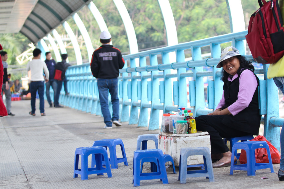 Theo tìm hiểu, những quán hàng rong trên cầu chỉ dám chiếm dụng lúc trưa hoặc tối, thời điểm các lực lượng chức năng không đi kiểm tra. (Ảnh: Minh Sơn/Vietnam+)
