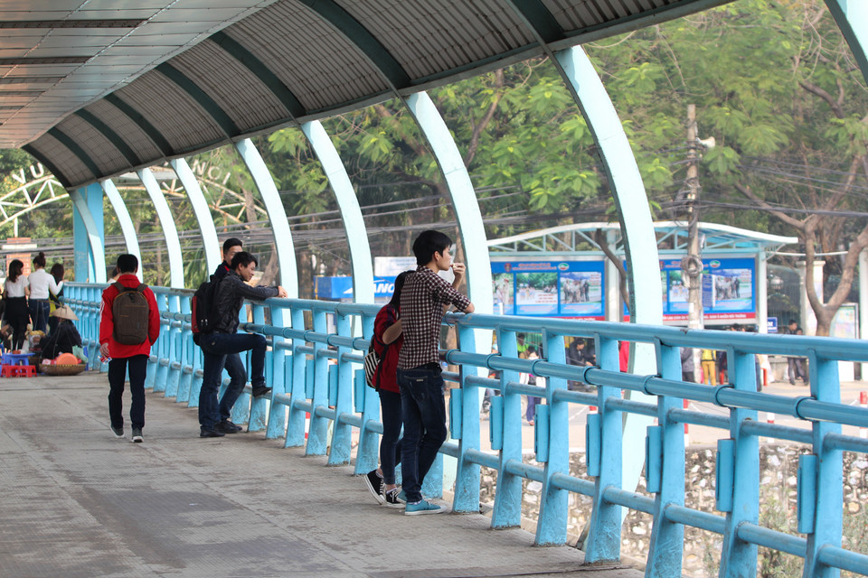 Một sinh viên chia sẻ: 'Hàng ngày bọn em đi qua đây đều rất khó chịu với những lời mời mọc từ các quán hàng rong. Những lúc tan trường đông người qua đây gần như cầu bị tắc'. (Ảnh: Minh Sơn/Vietnam+)