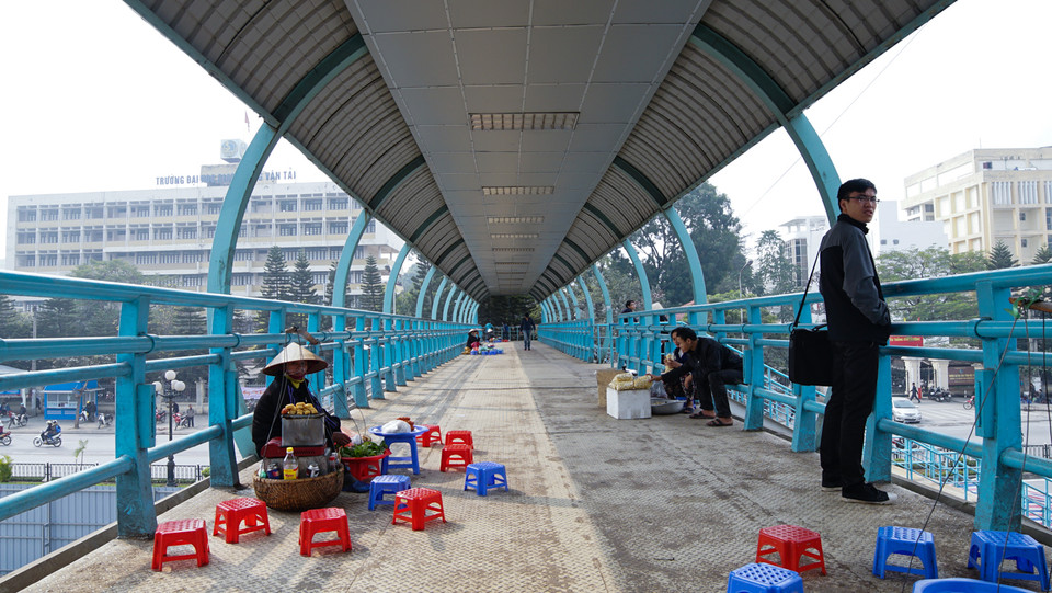 Thế nhưng rất nhiều cây cầu đi bộ đã bị người dân chiếm dụng trái phép để buôn bán như cầu vượt đi bộ đoạn trường đại học Giao thông Vận tải. (Ảnh: Minh Sơn/Vietnam+)