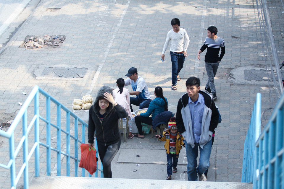 Ngay cả lối lên cũng bị lấn chiếm không khoan nhượng. (Ảnh: Minh Sơn/Vietnam+)