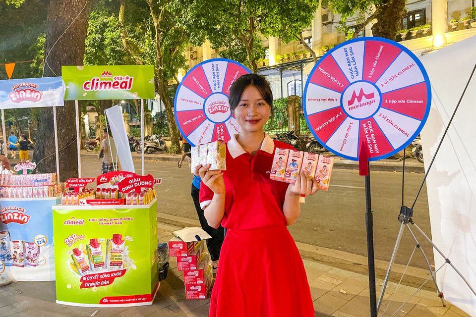 Người tiêu dùng được trải nghiệm được nhiều nhãn hàng cùng nhiều ưu đãi miễn phí tại chương trình. (Ảnh: Phương Huyền/Vietnam+)