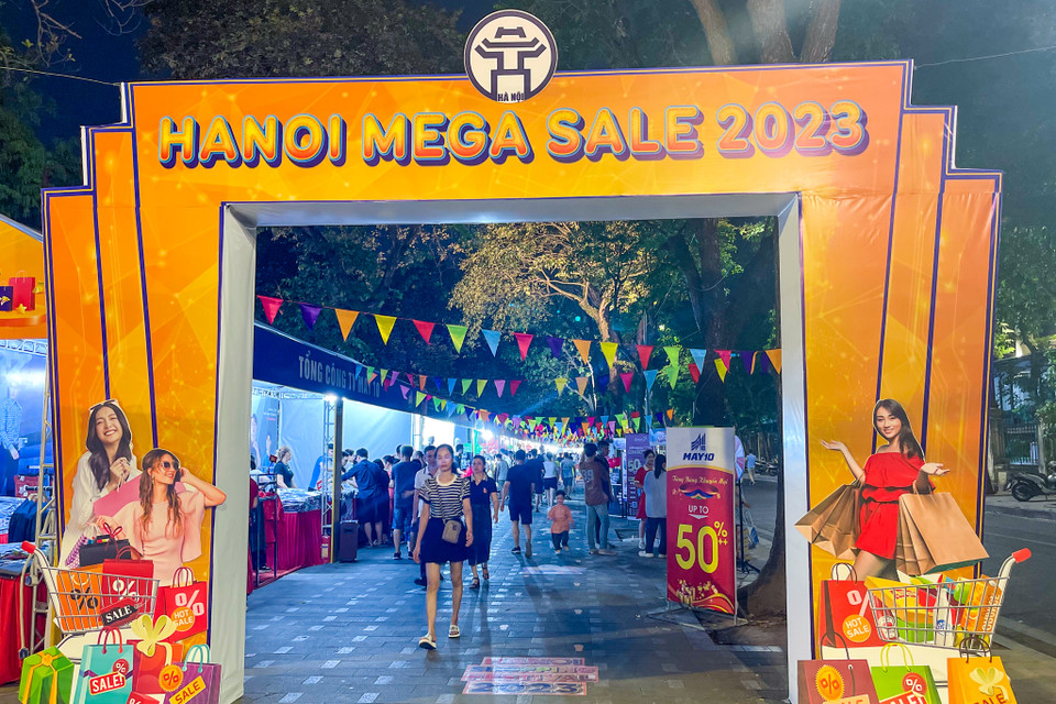 Chuỗi các sự kiện khuyến mại giảm giá nổi bật gồm 'Lễ hội mua sắm Hà Nội - HaNoi Shopping Festival' diễn ra từ ngày 27-29/10 tại Không gian đi bộ Hồ Gươm với nhiều hoạt động trải nghiệm, mua sắm hấp dẫn. (Ảnh: Phương Huyền/Vietnam+)
