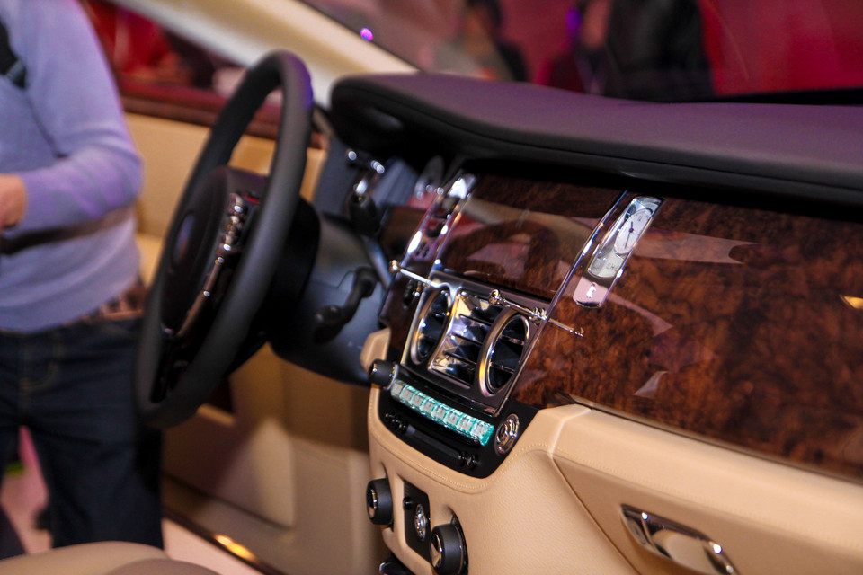 Bảng điều khiển được nâng cấp với hệ thống nút bấm kim loại cùng bề mặt đồng hồ được thiết kế nổi bật. (Ảnh: Minh Sơn/Vietnam+)