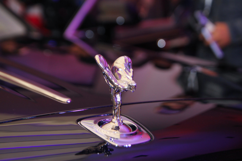 Biểu tượng Spirit of Ecstasy sang trọng, đẳng cấp của hãng xe Rolls-Royce. (Ảnh: Minh Sơn/Vietnam+)