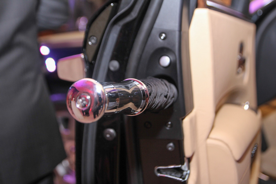 Cửa xe kết hợp chỗ để ô rất tiện lợi. (Ảnh: Minh Sơn/Vietnam+)