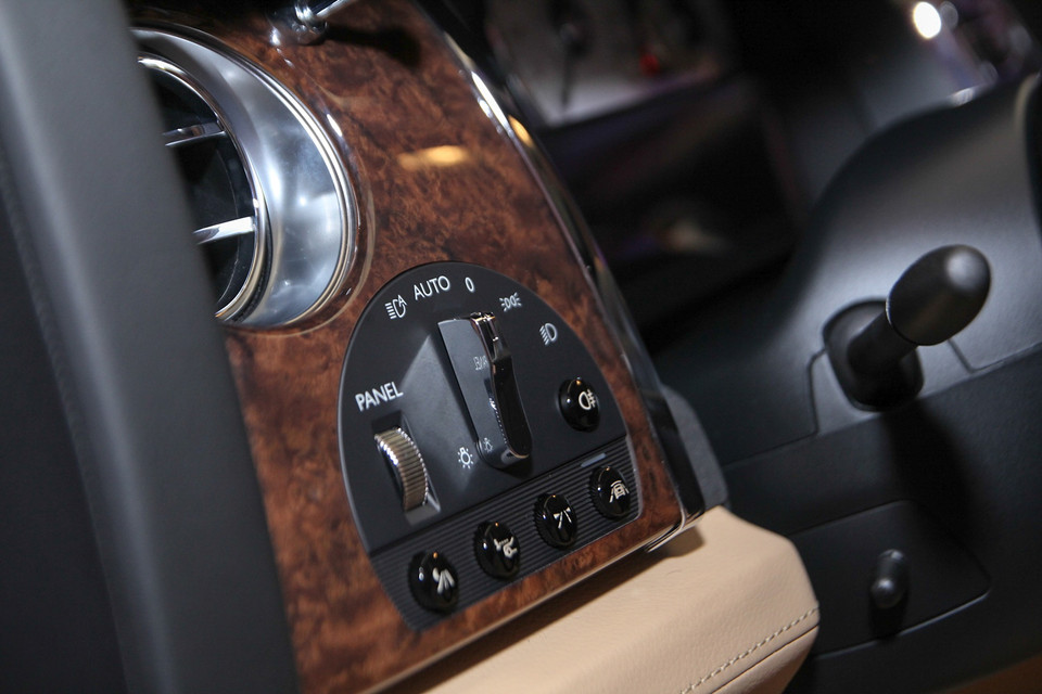 Bảng điều khiển có các tùy chọn mới với hai loại gỗ trang trí là: Paldao và Walnut Burr Crossband. (Ảnh: Minh Sơn/Vietnam+)