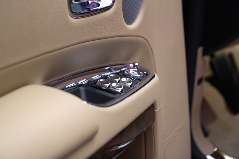 Các dãy nút điều khiển cửa sổ đầy lịch lãm và sang trọng. (Ảnh: Minh Sơn/Vietnam+)