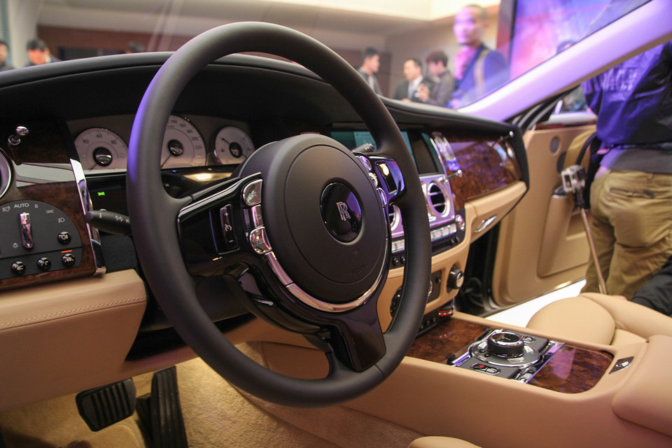 Tay lái mới và bộ giảm chấn được điều chỉnh làm tăng khả năng vào cua của chiếc xe. (Ảnh: Minh Sơn/Vietnam+)