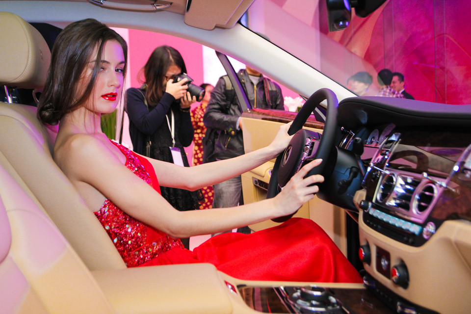 Ghế trước được thiết kế lại có tựa đùi điều khiển điện tử và điều chỉnh độ cao. (Ảnh: Minh Sơn/Vietnam+)