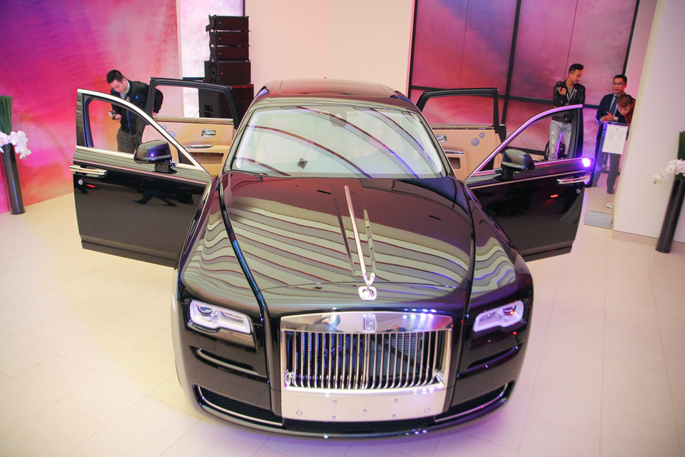 Phần đầu xe được thiết kế lại, lưới tản nhiệt nới thêm cả chiều rộng và cao, cùng bộ đèn pha LED được thiết kế nổi bật, bổ sung đèn viền LED ban ngày. Đường dập chìm chạy dọc từ biểu tượng Spirit of Ecstasy xuyên suốt nắp ca-pô, lấy cảm hứng từ đường nét thiết kế của các chuyên cơ cá nhân và siêu du thuyền. (Ảnh: Minh Sơn/Vietnam+)