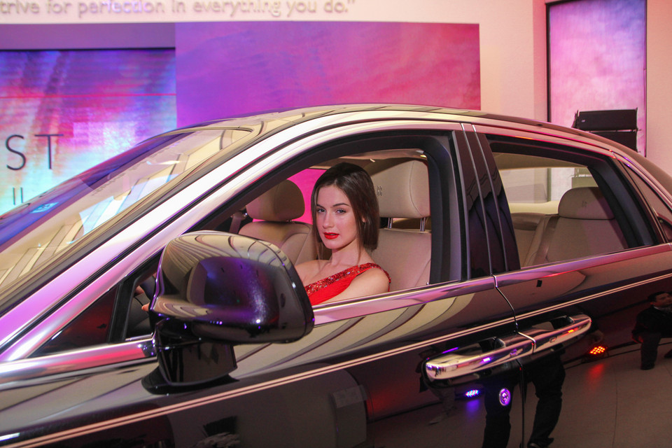 Vẻ sang trọng khi cầm vôlăng điều khiển chiếc Rolls-Royce Ghost Series II. (Ảnh: Minh Sơn/Vietnam+)