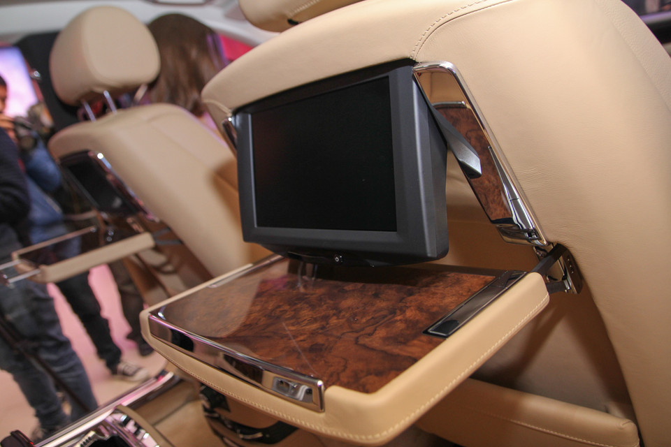 Hàng ghế sau với hệ thống điều khiển, giải trí. (Ảnh: Minh Sơn/Vietnam+)