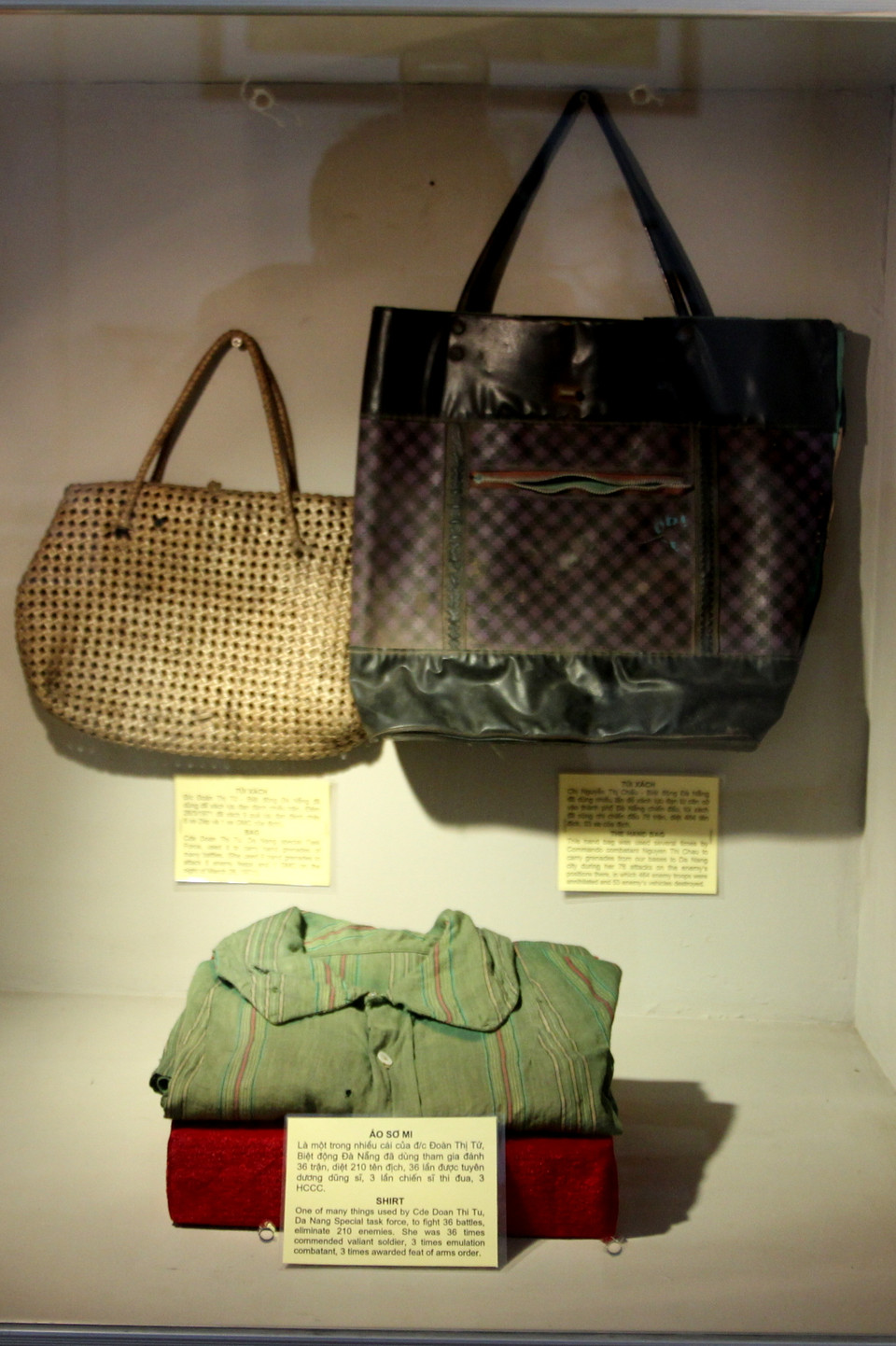 Chiếc áo sơ mi của đồng chí Đoàn Thị Tứ, Biệt động Đà Nẵng đã dùng tham gia đánh 36 trận, diệt 210 tên địch, 36 lần được tuyên dương dũng sĩ, 3 lần chiến sỹ thi đua, 3 huân chương chiến công. (Ảnh: Minh Sơn/Vietnam+)