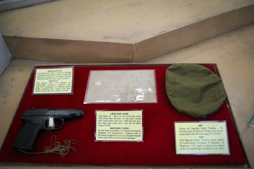 Súng ngắn K59 và tờ lệnh xuất quân của Đảng ủy – Ban chỉ huy e115 Đặc công miền Đông Nam Bộ lệnh cho các đơn vị trong Trung đoàn xuất quân chiếm lĩnh các mục tiêu được giao. (Ảnh: Minh Sơn/Vietnam+)