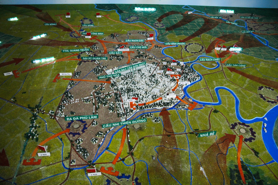 Cận cảnh sa bàn miêu tả lại chiến dịch giải phóng Sài Gòn năm 1975, đặc biệt là trận đánh chiếm 7 cây cầu nổi tiếng. (Ảnh: Minh Sơn/Vietnam+)