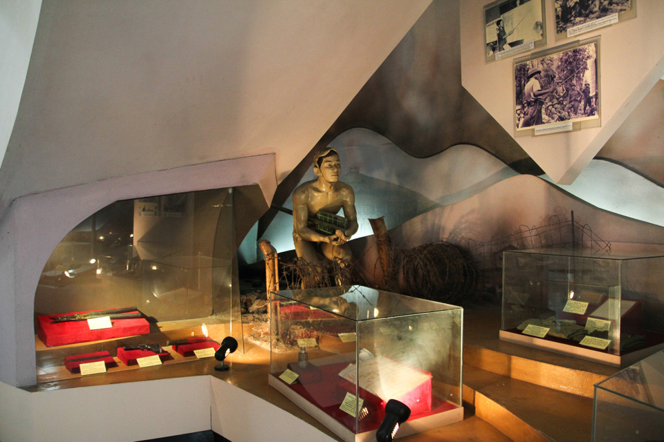 Đặc công bộ đang ôm bộc phá tiêu diệt cứ điểm được dựng lại. (Ảnh: Minh Sơn/Vietnam+)