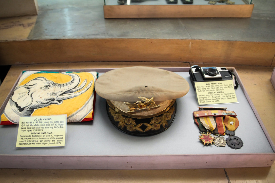 Nơi đây trưng bày những hiện vật của lính đặc công qua các thời kỳ đặc biệt là những năm 1975. Một số hiện vật được tịch thu từ địch. (Ảnh: Minh Sơn/Vietnam+)