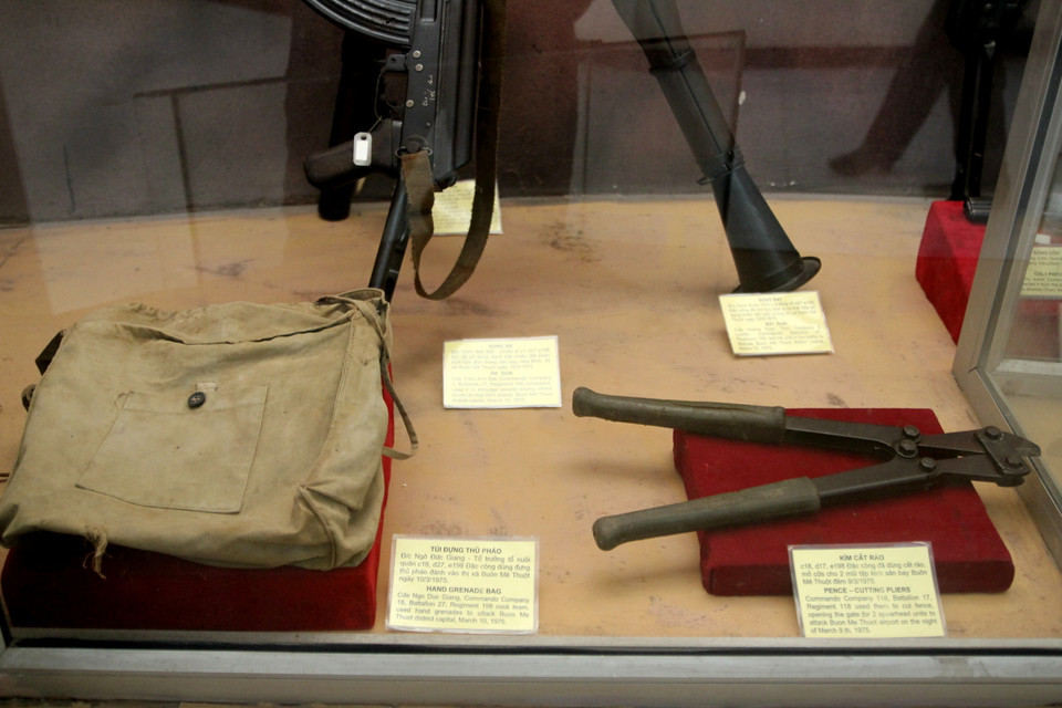 Túi đựng thủ pháo và kìm cắt rào được đặc công sử dụng để mở cửa cho 2 mũi tập kích sân bay Buôn Mê Thuột ngày 9/3/1975. (Ảnh: Minh Sơn/Vietnam+)