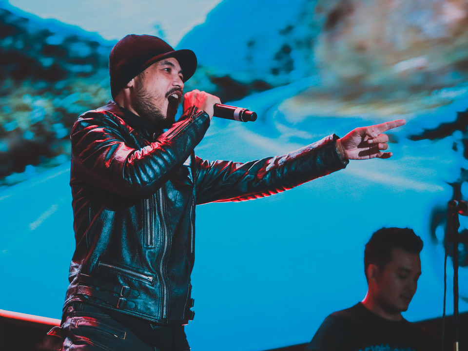 Dù gầy đi trông thấy vì xạ trị nhưng thủ lĩnh nhóm Bức Tường vẫn chứng tỏ mình là một cánh chim đầu đàn trong làng Rock Việt. (Ảnh: Minh Sơn/Vietnam+)