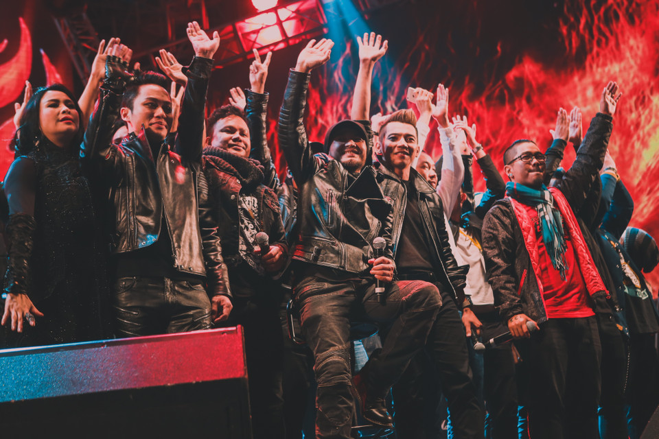 Rất nhiều ca sỹ nổi tiếng đã và sẽ luôn đồng hành với người thủ lĩnh đầy nhiệt huyết của nhóm Bức Tường. (Ảnh: Minh Sơn/Vietnam+)