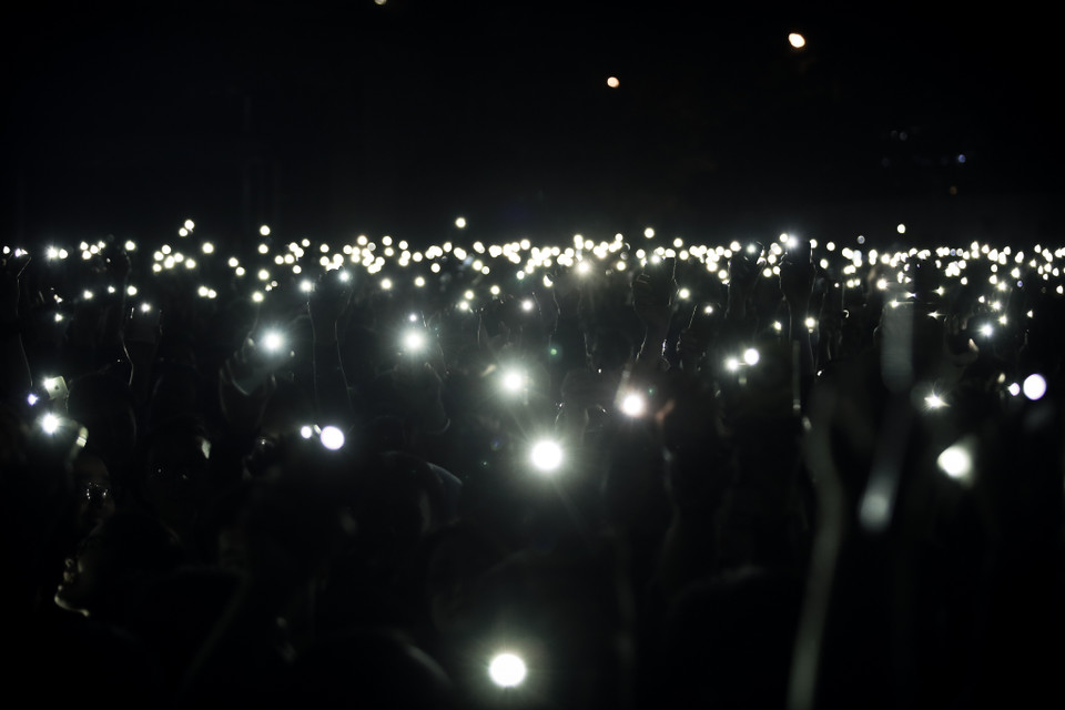 Hàng ngàn khán giả có mặt tại triển lãm Giảng Võ đã thắp lên những ngọn lửa, ánh đèn bày tỏ sự chia sẻ với Trần Lập trong cuộc chiến đấu chống bệnh ung thư. (Ảnh: Minh Sơn/Vietnam+)