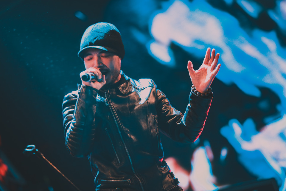 Trần Lập thể hiện ca khúc ‘Đôi bàn tay’ do chính anh sáng tác dành riêng cho liveshow lần này. (Ảnh: Minh Sơn/Vietnam+)