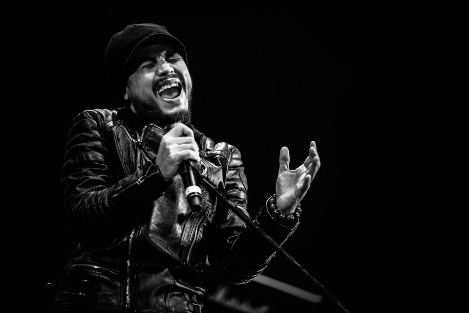 'Xin như cơn mơ cho bông hoa sẽ mãi mãi trong tim ta. Xin cho đôi tay nâng niu chớ vô tình có đánh rơi.' (Ảnh: Minh Sơn/Vietnam+)