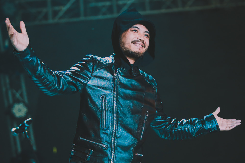 Dù sức khỏe không tốt, Trần Lập cùng Bức Tường đã trở lại đầy cảm xúc trước hàng chục nghìn người hâm mộ trong liveshow ‘Đôi bàn tay thắp lửa’ diễn ra vào tối 16/1. (Ảnh: Minh Sơn/Vietnam+)