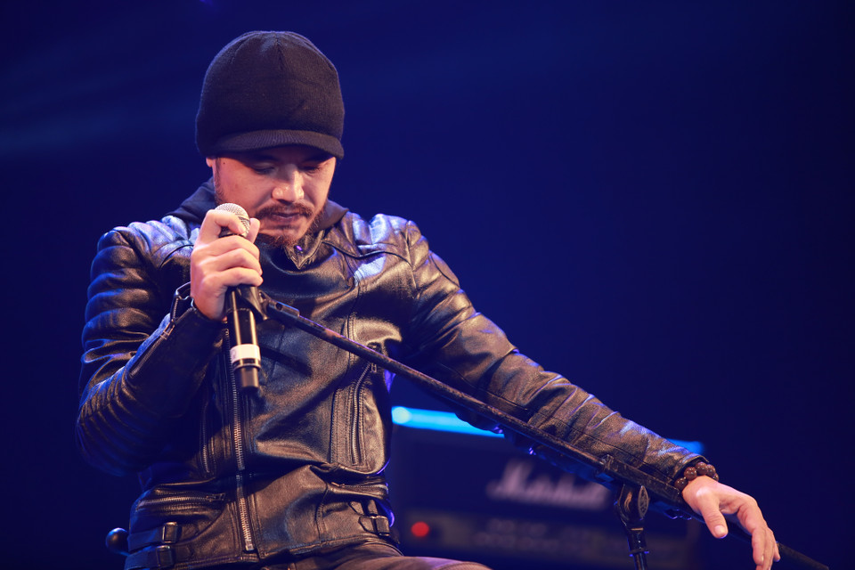 Trần Lập hát bằng cả trái tim mình để ‘thắp lửa’ cho hàng ngàn trái tim khác đang dõi theo anh. (Ảnh: Minh Sơn/Vietnam+)