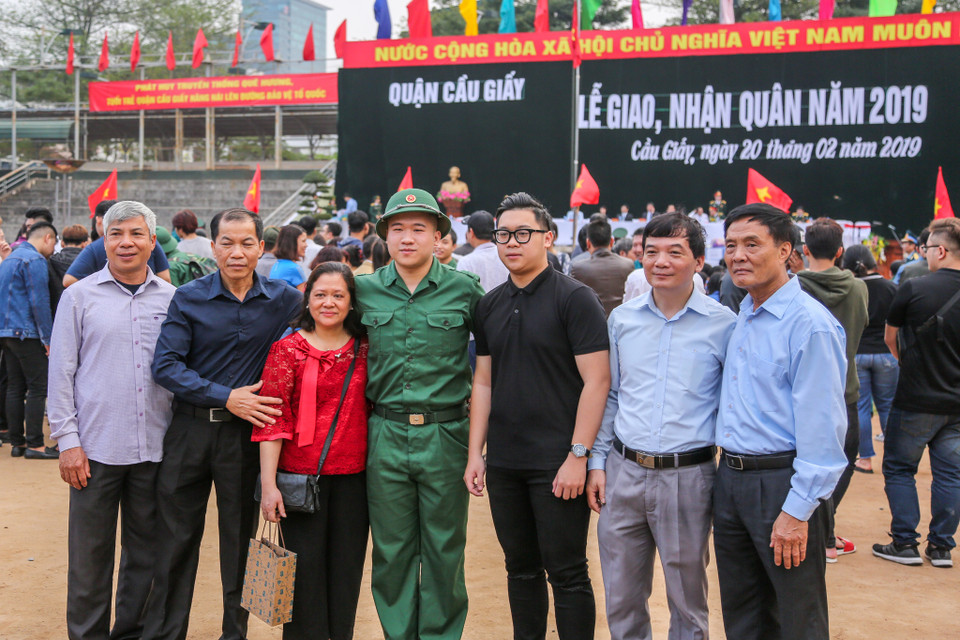 Sáng 20/2 tại Hà Nội, nhiều quận/huyện và các đơn vị chỉ huy quân sự đã tiến hành Lễ giao nhận quân năm 2019. Từ sáng sớm, hàng trăm người dân khu vực Cầu Giấy đã tập trung tại Sân vận động Nghĩa Tân, động viên các tân binh lên đường nhập ngũ. (Ảnh: Minh Sơn/Vietnam+)