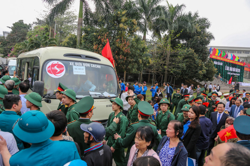Hàng trăm người dân cũng đã nán lại để động viên con, em mình lên đường làm nhiệm vụ kèm theo những lời dặn dò, nhắn nhủ với các tân binh trẻ về đơn vị. (Ảnh: Minh Sơn/Vietnam+)