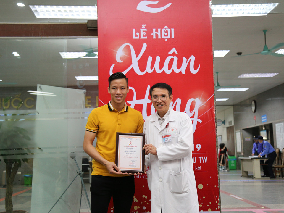 Sáng 20/2, trong khuôn khổ các hoạt động hướng đến Lễ hội Xuân hồng lần thứ XII, cầu thủ Quế Ngọc Hải đã đến giao lưu tặng quà các bệnh nhi đang điều trị tại Viện Huyết học - Truyền máu Trung ương và cảm ơn nghĩa cử cao đẹp của những người đã hiến máu vì cộng đồng. (Ảnh: PV/Vietnam+)