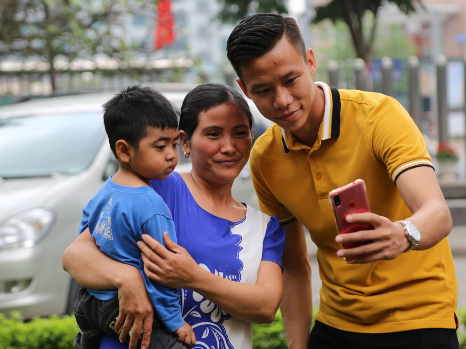 Rất nhiều gia đình đã nhận ra Quế Ngọc Hải và đã chụp ảnh cùng anh. (Ảnh: PV/Vietnam+)