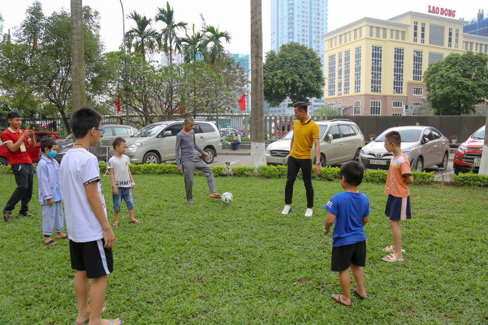 Tại đây, Đội trưởng Đội tuyển bóng đá nam Việt Nam đã có những giây phút giao lưu với các bệnh nhân nhí đang điều trị tại đây. (Ảnh: PV/Vietnam+)